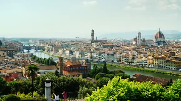 游客中最受欢迎的城市之一是意大利的佛罗伦萨城市全景视频的预览图