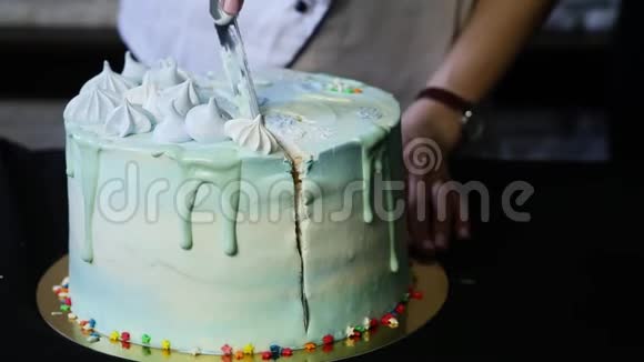 糖果手把生日蛋糕切成三部分视频的预览图