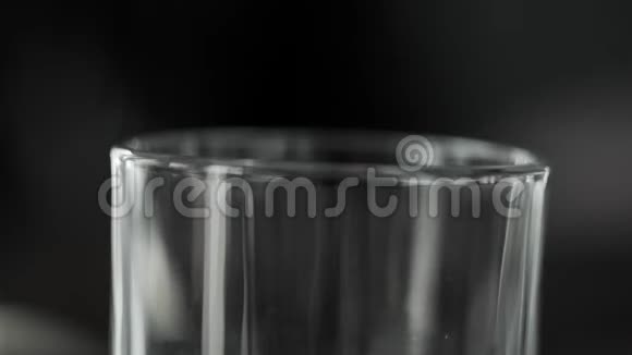 巨大的冰碎落入鸡尾酒杯做鸡尾酒视频的预览图