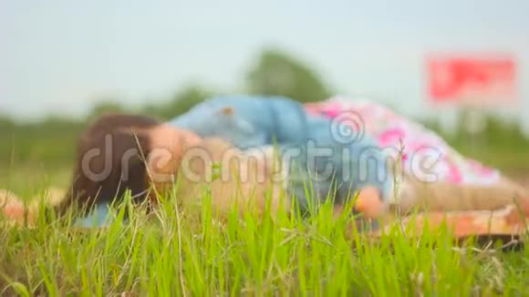 母亲和孩子坐在草地上视频的预览图