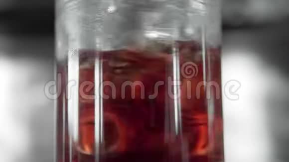用冰块和红醇与酒吧鸡尾酒汤匙混合而成的大块玻璃一杯马丁尼视频的预览图