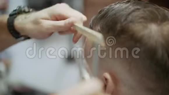 理发店理发头发是个男人理发店里的那个人与大师一起烧烤视频的预览图