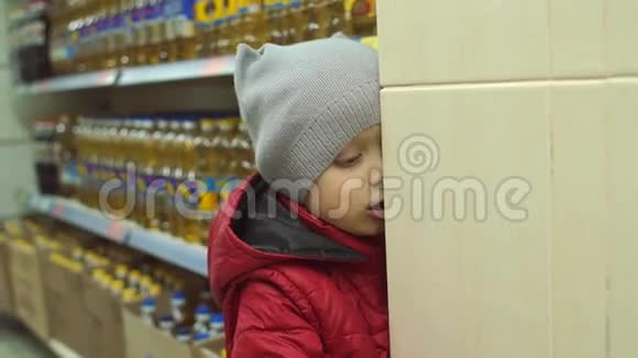 在超市里有一张脏脸的小男孩视频的预览图