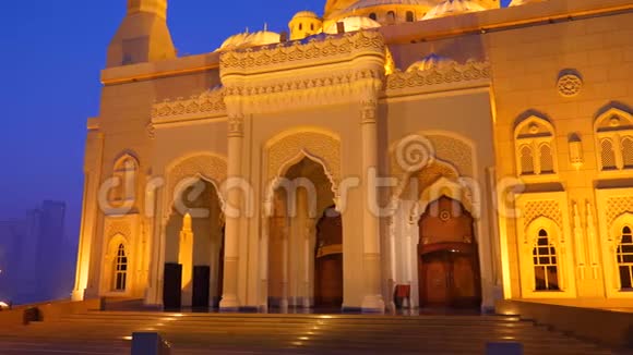 沙迦酋长国诺尔清真寺门面夜景照明建筑视频的预览图