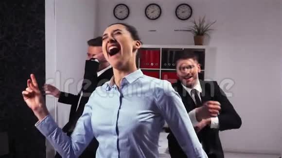 快乐的同事在办公室跳舞视频的预览图