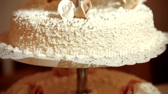 带娃娃的婚礼蛋糕视频的预览图