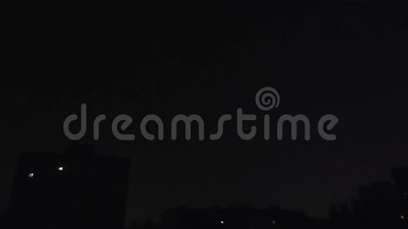 夜里城市里下着闪电和雷声视频的预览图
