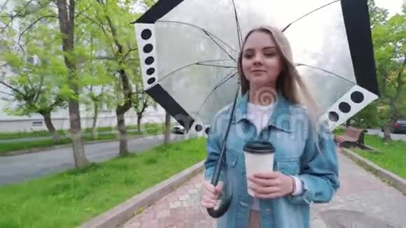 雨中的女孩在伞下行走视频的预览图