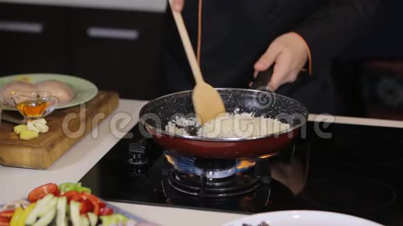 厨师在盘子里端锅视频的预览图