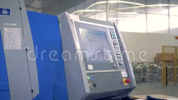 白色机器人使用触摸屏监视器在工厂设备上工作视频的预览图