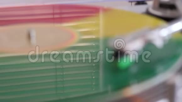 漂亮的背景彩色乙烯唱片播放器旋转在转盘上视频的预览图