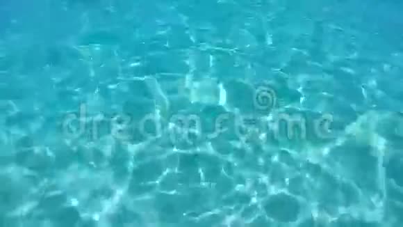 水晶理想清澈的蓝海水高清GoPro慢速运动背景泰国西米兰群岛视频的预览图
