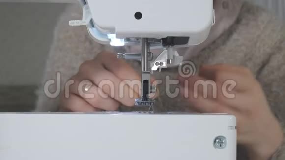一个女人缝在缝纫机上视频的预览图