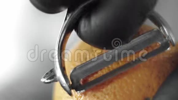 用刀把橘子皮从橘子里取出柑橘泽斯特光栅剥离桔皮油喷涂视频的预览图