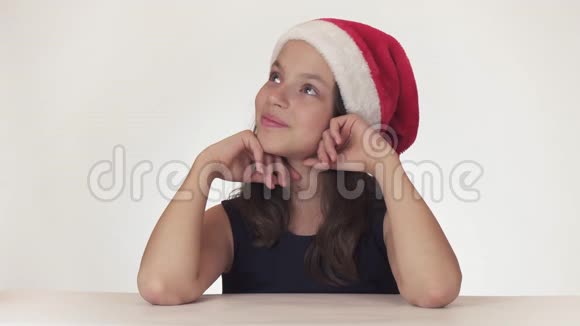 漂亮快乐的少女戴着圣诞老人的帽子梦想着礼物在盒子里收到礼物扔出不喜欢的礼物视频的预览图