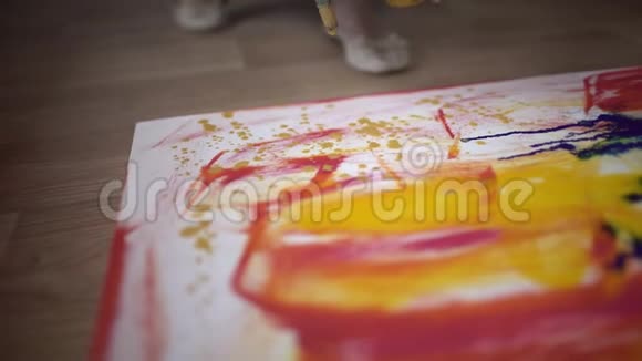 艺术家把丙烯酸颜料倒在画布上4千克视频的预览图