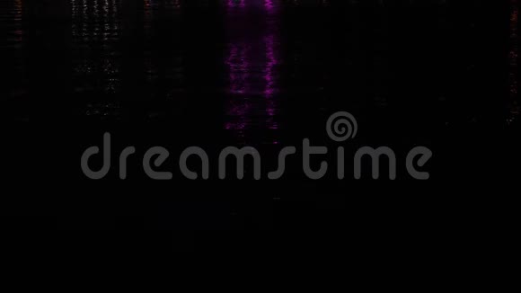 海滨泻湖摩天大楼霓虹灯照亮蓝色紫色的光在水中反射视频的预览图