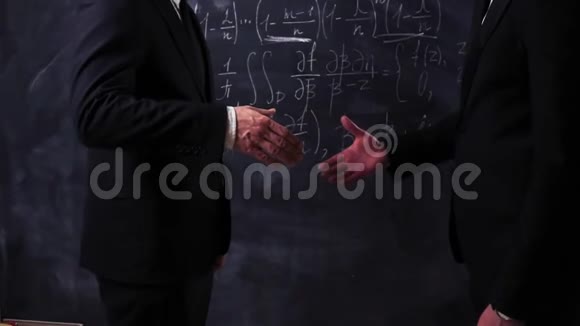 两位教师科学家握手视频的预览图