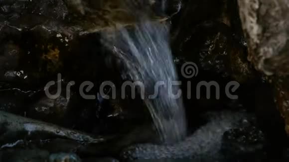 岩石山的小瀑布水在岩石小径上流淌4K视频的预览图