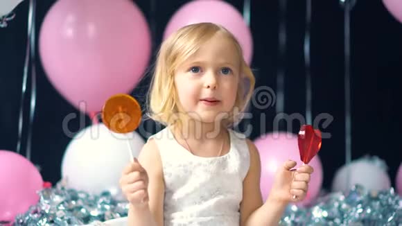 小女孩在度假吃糖果视频的预览图