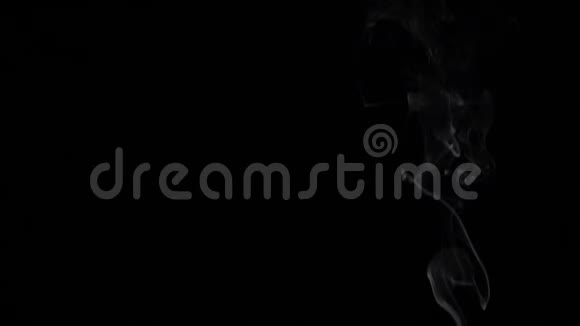 白色蒸汽在黑色背景上升起慢动作视频的预览图