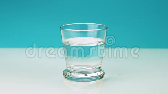 一片止痛的泡腾片落入玻璃杯中将慢镜头的阿司匹林溶解在水氨酸上视频的预览图