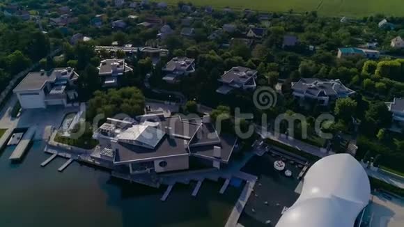 湖边有新的现代化房屋有漂亮花园的现代化漂亮房屋视频的预览图