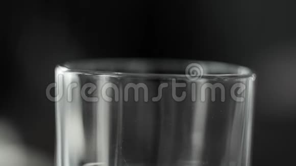巨大的冰碎落入鸡尾酒杯做鸡尾酒视频的预览图