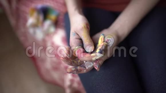 手沾满了油漆女艺术家擦手从油漆水彩艺术家快关门4千克视频的预览图