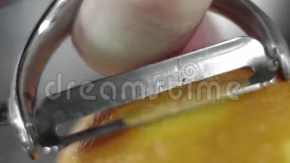 用刀把橘子皮从橘子里取出柑橘泽斯特光栅剥离桔皮油喷涂视频的预览图