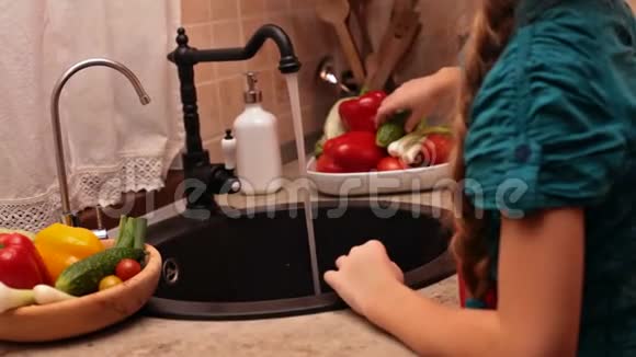 年轻女孩洗黄瓜视频的预览图