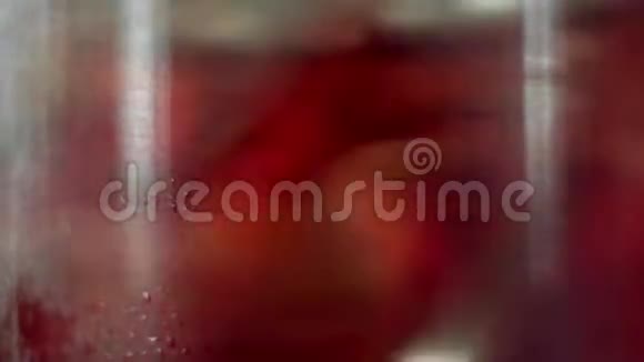用冰块和红醇与酒吧鸡尾酒汤匙混合而成的大块玻璃一杯马丁尼视频的预览图