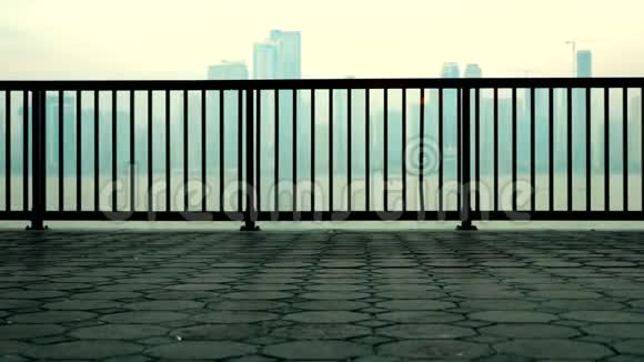 低角度瓷砖和码头上午空堤早上的海滨视频的预览图