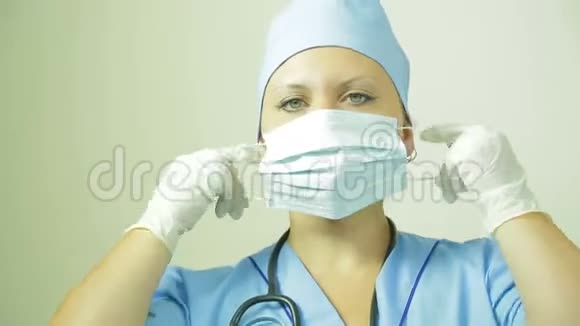 一位女医生戴上口罩视频的预览图