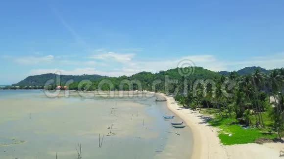 浅水区和泰国传统长尾船的海滨鸟瞰图视频的预览图