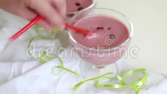 带吸管的樱桃酸奶视频的预览图