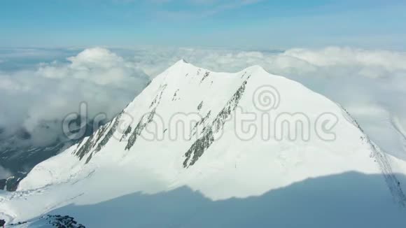 阳光明媚的一天欧洲阿尔卑斯山的雪山之巅鸟瞰图视频的预览图