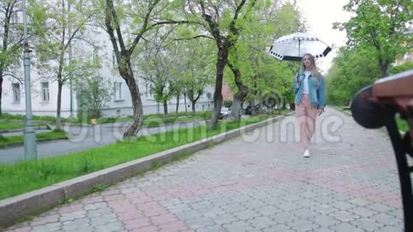 雨中的女孩在伞下行走视频的预览图