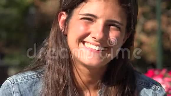 微笑女性面对阳光日视频的预览图