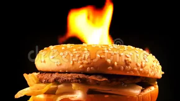 美味的肉汉堡包着火了视频的预览图