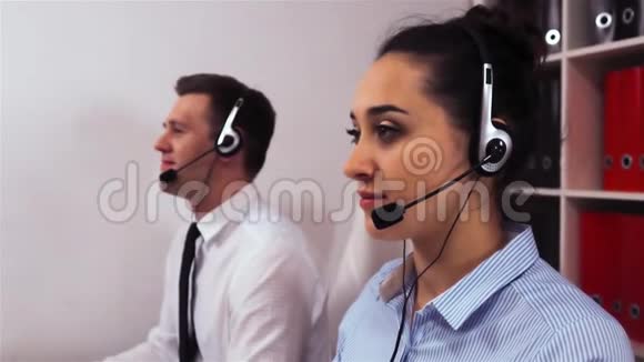 吸引女性员工的耳机呼叫客户视频的预览图