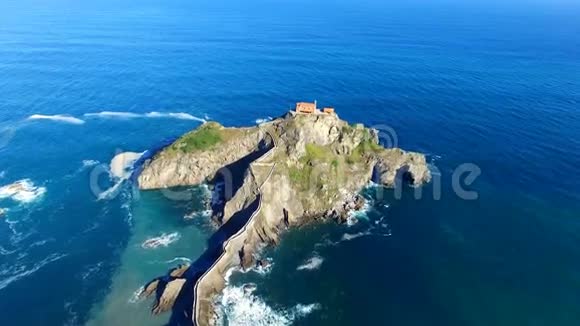 西班牙圣胡安德加兹图拉特克斯岛和丘尔克的鸟瞰图视频的预览图