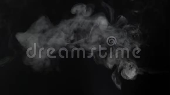 在黑色背景上垂直放置白色烟雾视频的预览图