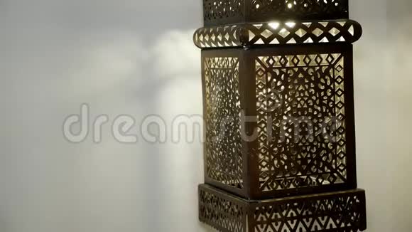 开放式棕色金属灯阿拉伯风格装饰特写摩洛哥和阿拉伯文化和设计概念视频的预览图