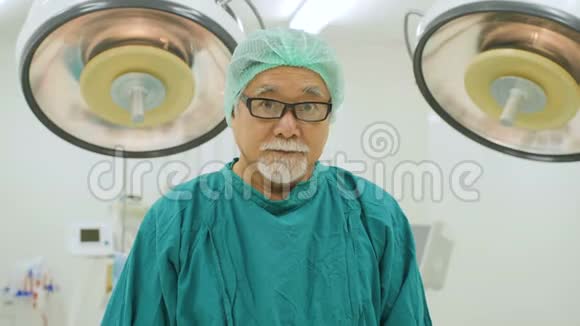 手术室高级男外科医生画像视频的预览图