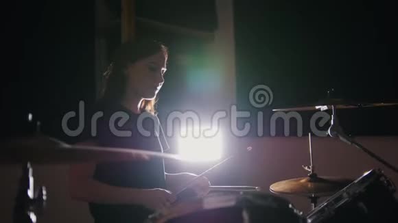 青少年摇滚音乐热情奔放的女孩打击乐鼓手演奏音乐视频的预览图