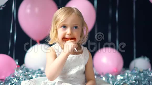 小女孩在度假吃糖果视频的预览图
