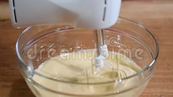 玻璃碗里的鸡蛋和糖准备烘焙视频的预览图
