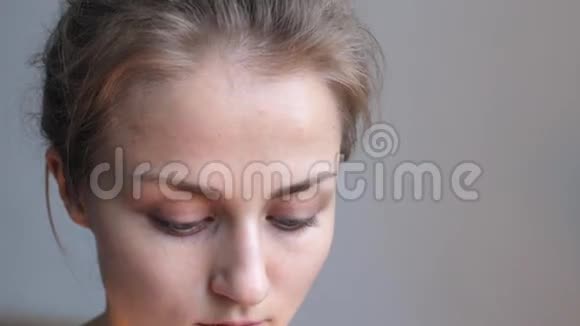 女人纠正眉毛线视频的预览图