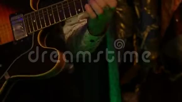 音乐家演奏电吉他旋律视频的预览图
